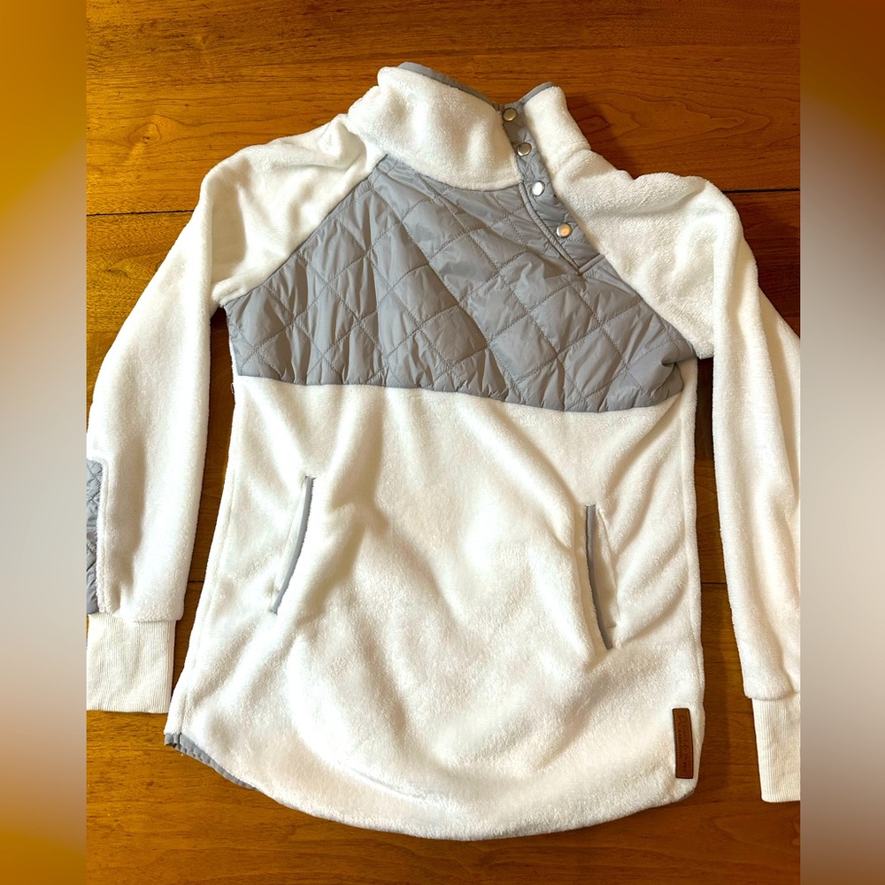 Alaskan Apparel fleece size large in great condition.